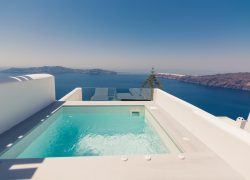 Amazing,Terrace,Pool,In,The,Island,Of,Santorini,,Greece